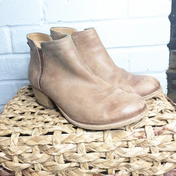 Clarks - Picture 1 of 5